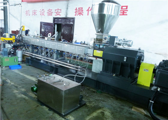 الصين آلة بثق البلاستيك مزدوجة اللولب مع إخراج 500kg / hr كفاءة عالية المزود